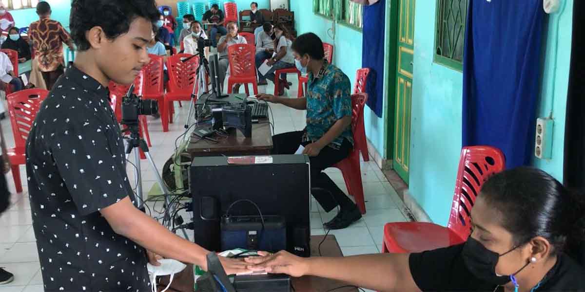 Pelayanan pembuatan Adminduk di SMAN 1 Mimika, Kamis (29/4/2021). Foto: Anti Patabang/Papua60detik.